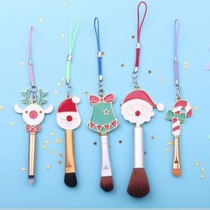 Travel Set of 5 Mini Holiday Cosmetic Brushes and Felt-Like Pouch